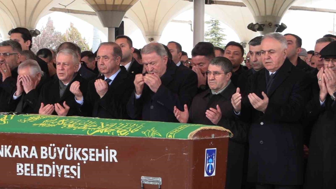 Kara Kuvvetleri Komutanı Orgeneral Bayraktaroğlu’nun annesi son yolculuğuna uğurlandı