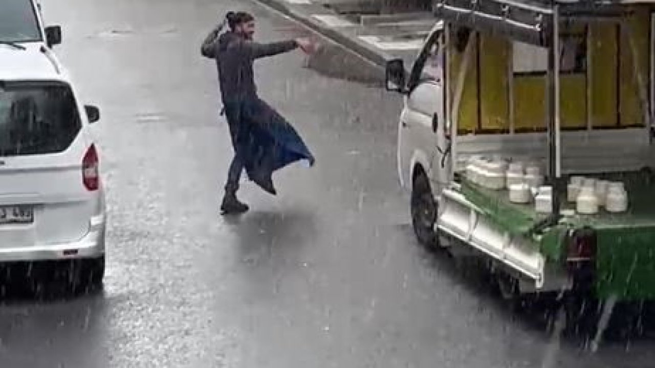 Yağan kara aldırış etmeyen seyyar satıcı sokak ortasında oynadı