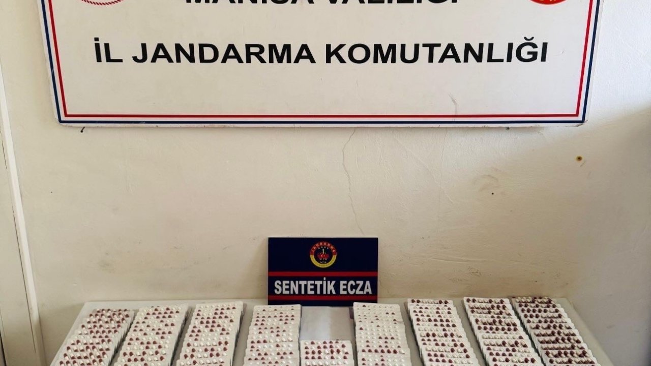 Yüzlerce sentetik ecza hapı ele geçirildi