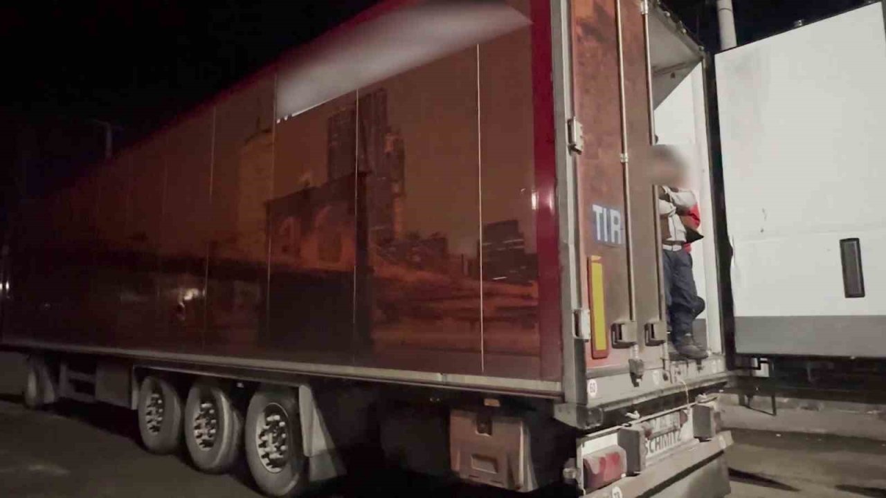 Sivas’ta tır dorsesinde 29 kaçak göçmen yakalandı, sürücü tutuklandı