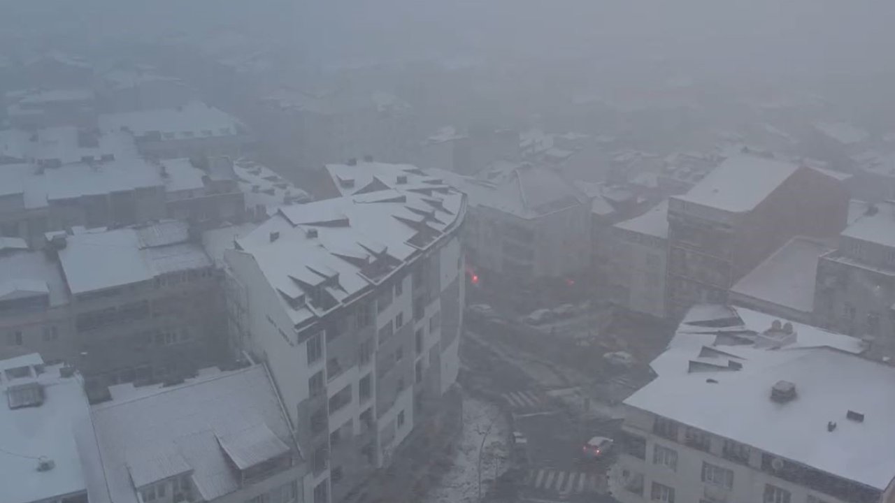 İstanbul’da etkili olan kar yağışı yolları havadan görüntülendi
