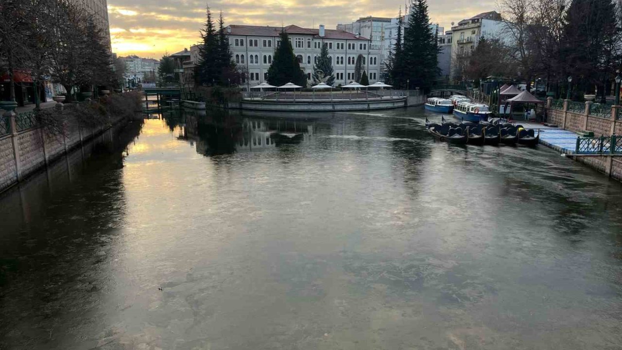 Eksi 6 derecede Porsuk Çayı buz tuttu