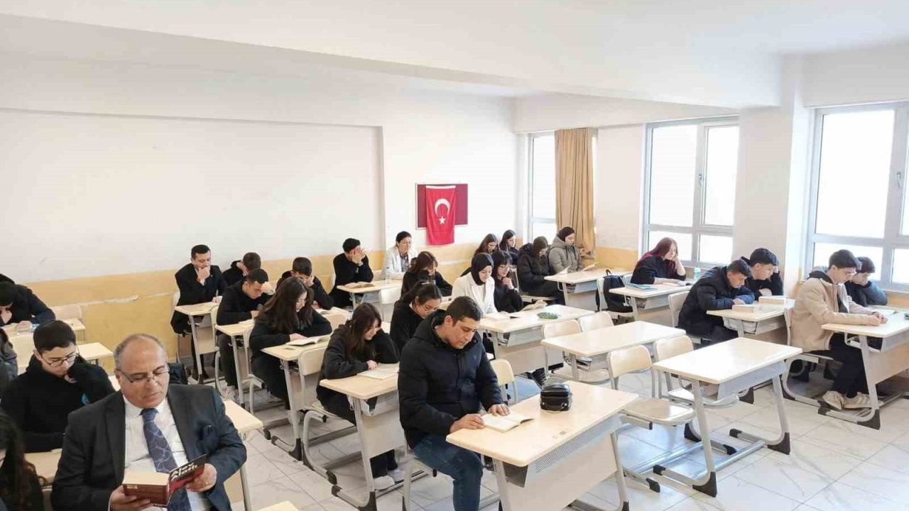 Kaymakam Kılıç, öğrencilerle birlikte kitap okudu
