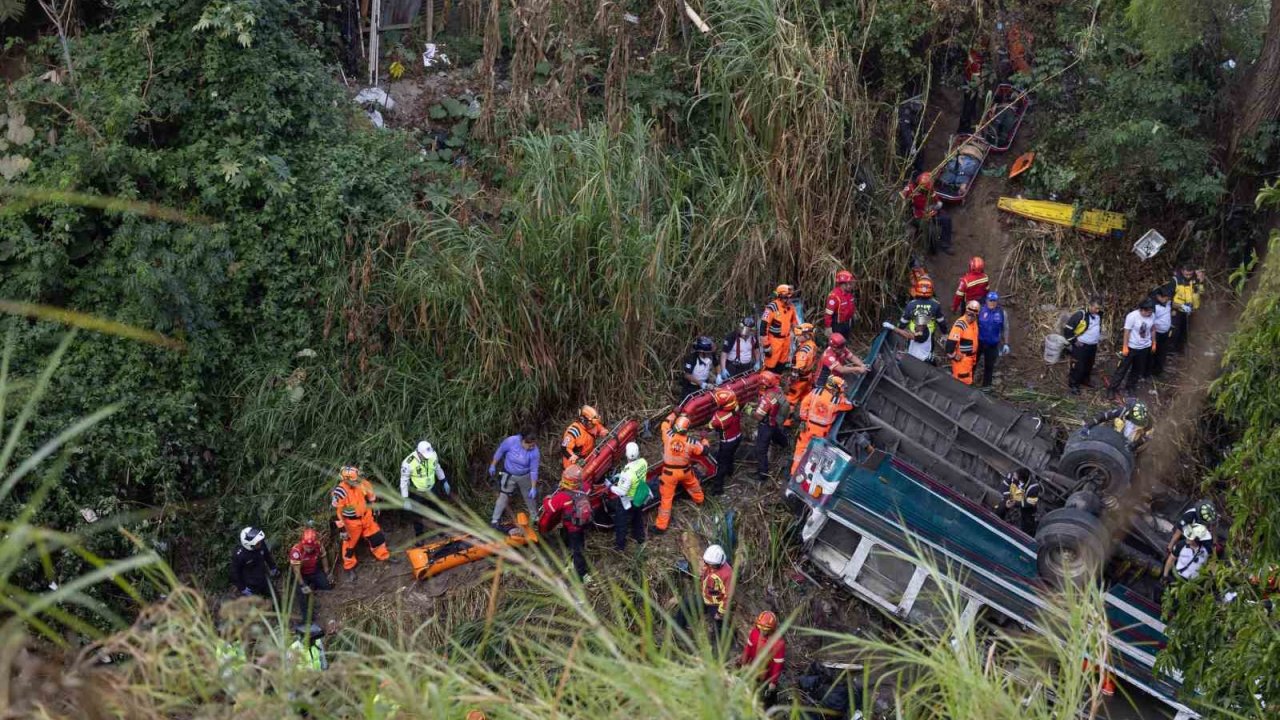 Guatemala’da yolcu otobüsü köprüden düştü: 51 ölü
