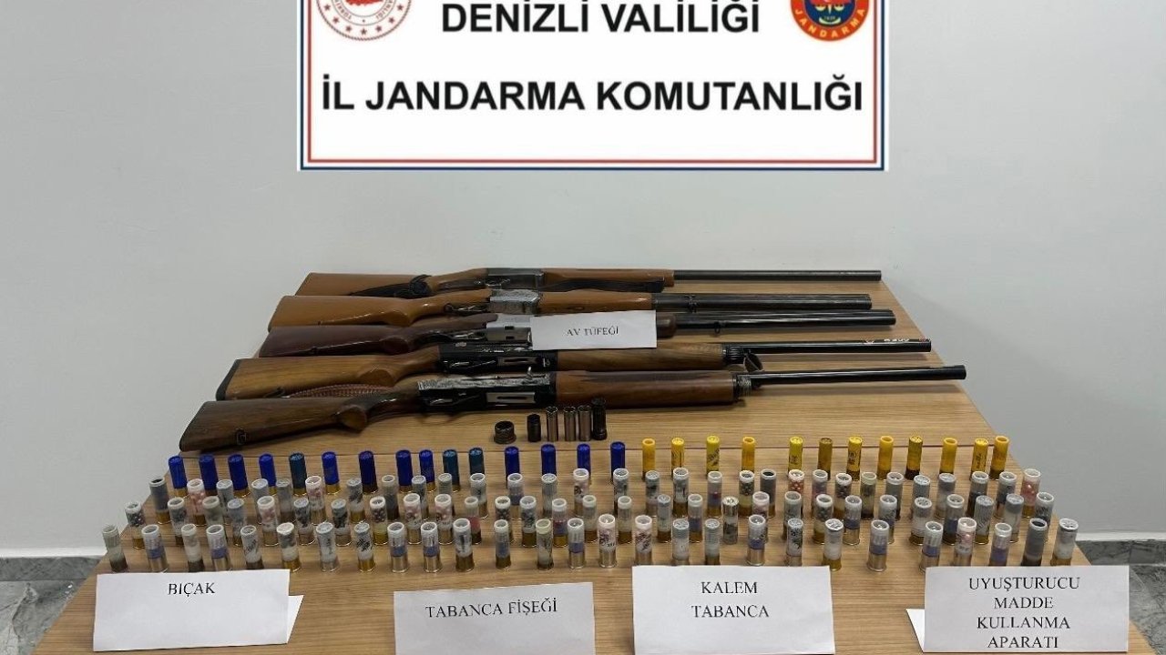 Kalem görünümlü tabanca ve ruhsatsız tüfekleriyle yakalandılar