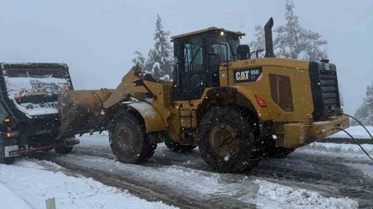 Yolda kalan araçlar iş makineleriyle kurtarılıyor