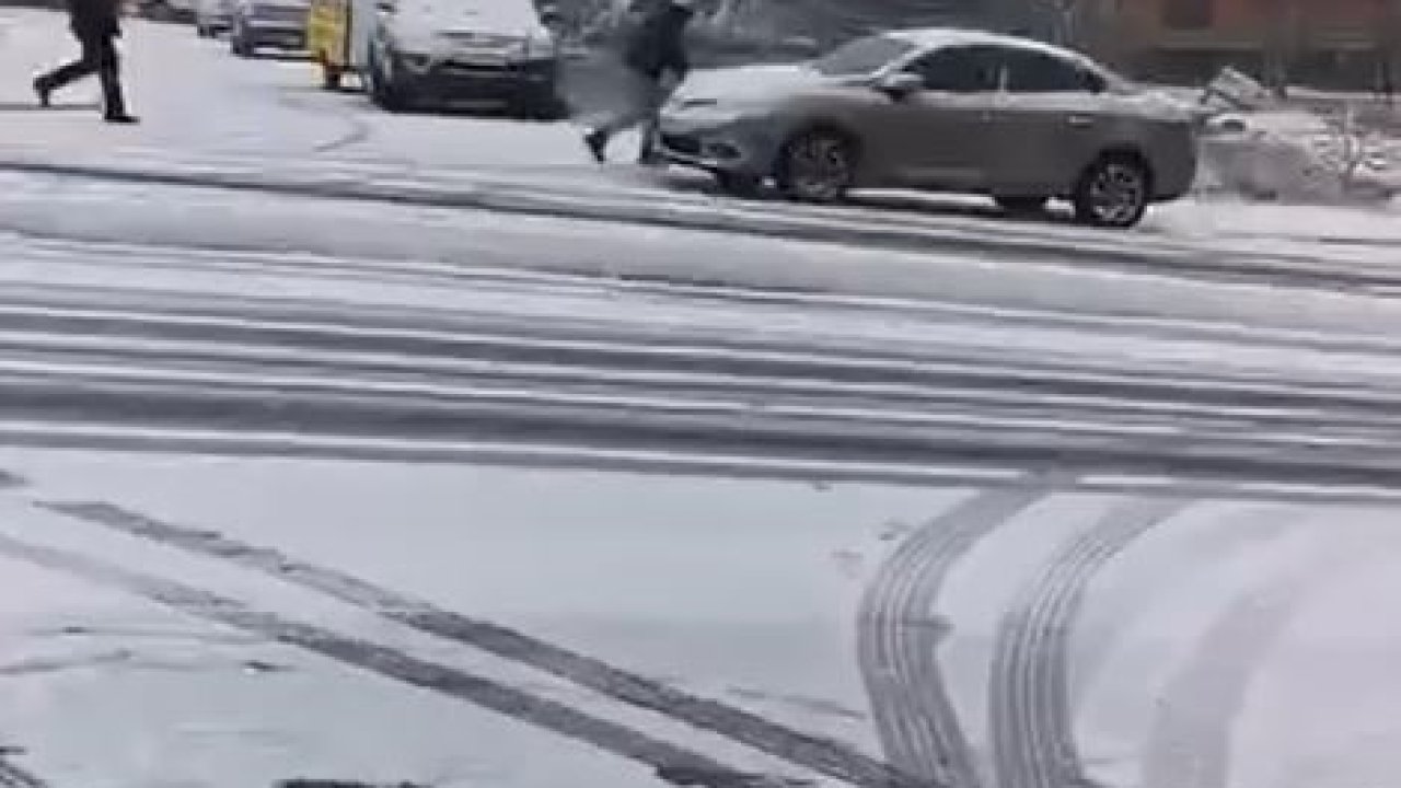 Büyükçekmece’de el freni çekilen araç kayarak elektirik direğine çarptı