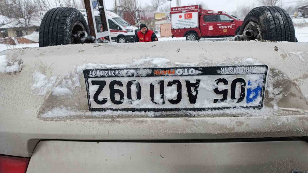 Hastane randevusuna giderken karlı yolda şarampole devrildiler: 3 yaralı