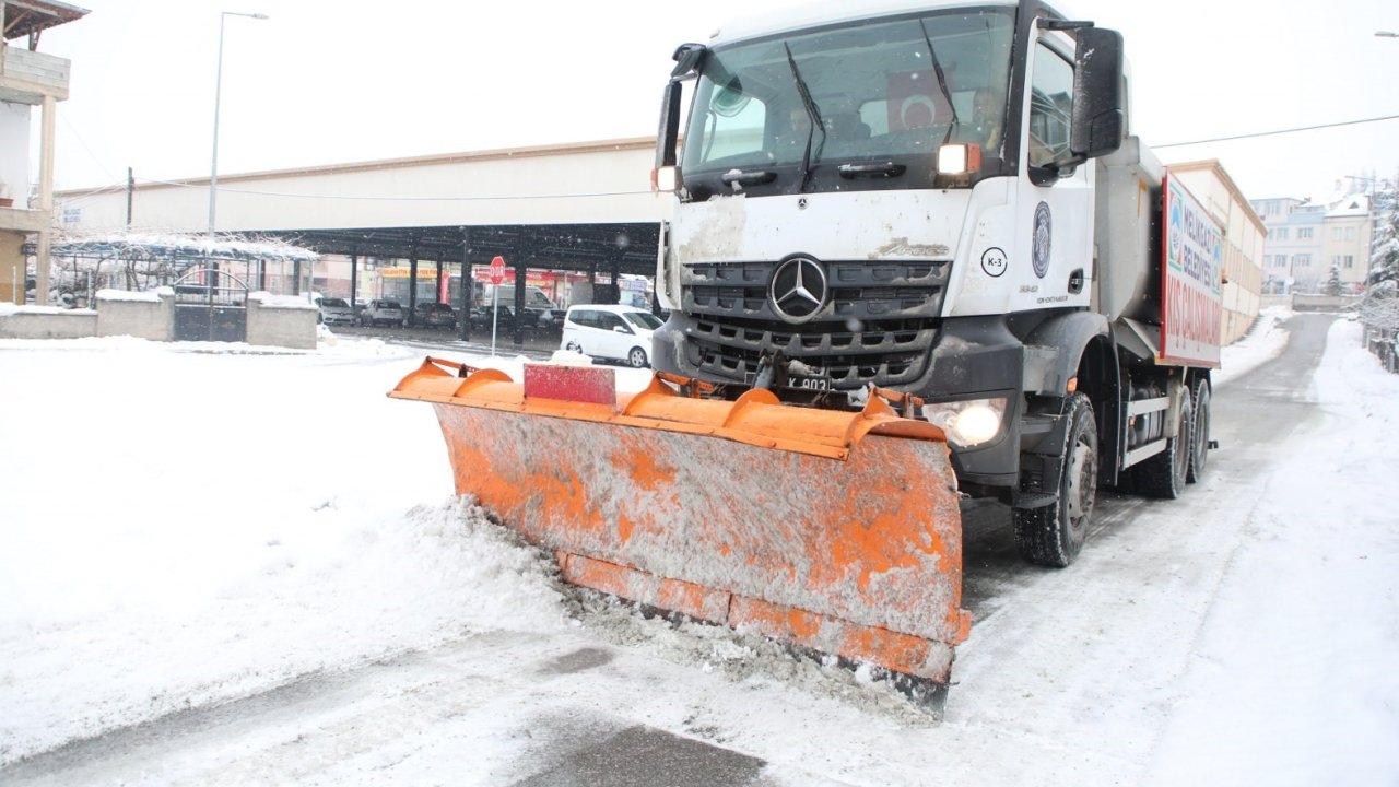 Melikgazi’de karla mücadele kesintisiz sürüyor