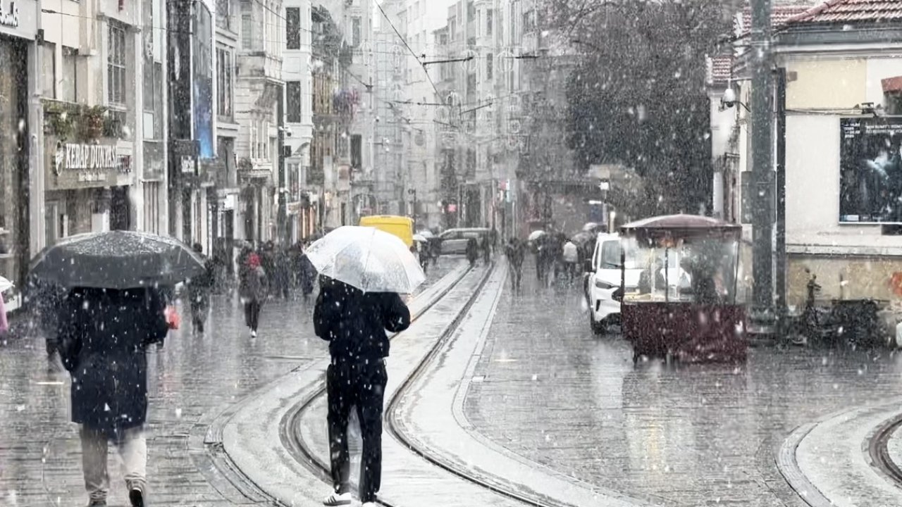 Taksim’de kar yağışı etkili olmaya başladı