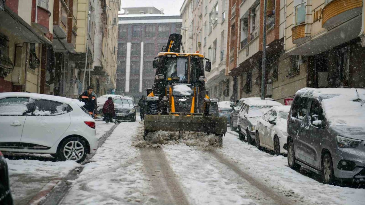 Esenyurt Belediyesi 850 personel ve 100 araçla görev başında