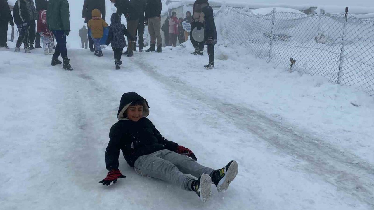 Kaymakam Çağlar Partal, çocukların kar sevincine ortak oldu