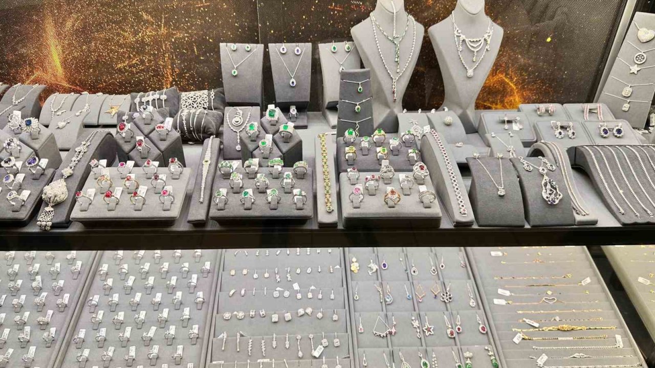 Sevgililer Günü öncesi Kapalıçarşı’da alışveriş hareketliliği başladı