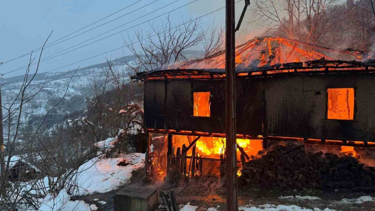 Alev topuna dönen 2 katlı yapı küle döndü