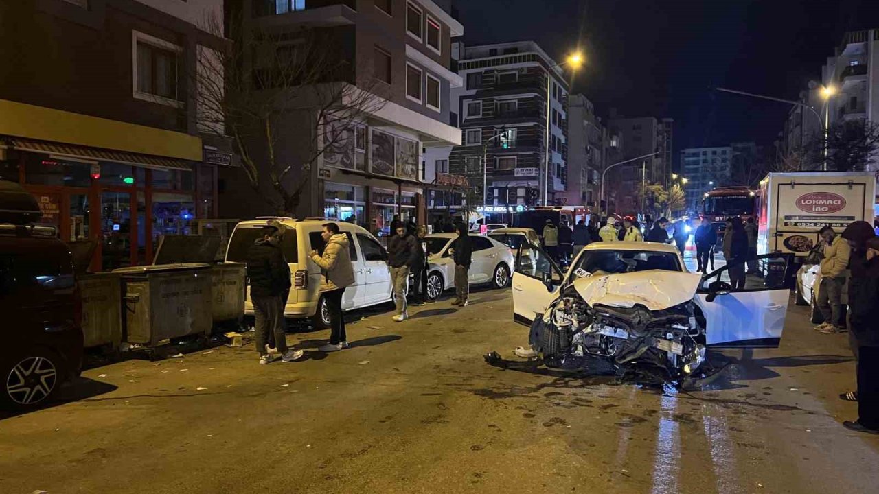 Otomobil ile çarpışan itfaiye aracı park halindeki araçlara vurdu: 1 yaralı