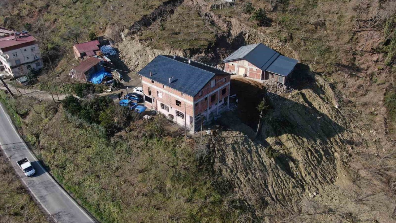 Gece büyük gürültüyle uyandılar: Bir aile ve 15 büyükbaş hayvan heyelanı ucuz atlattı