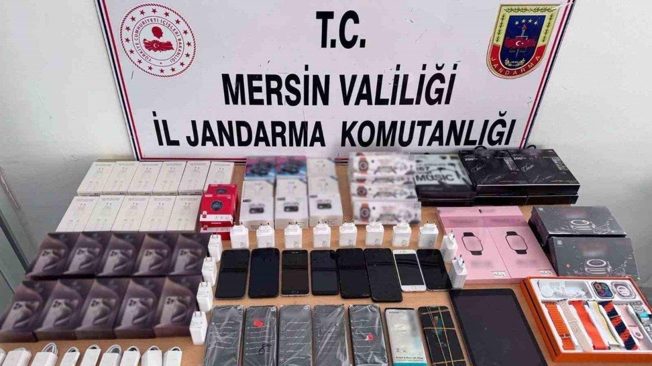 Mersin’de 15 gümrük kaçağı cep telefonu ele geçirildi