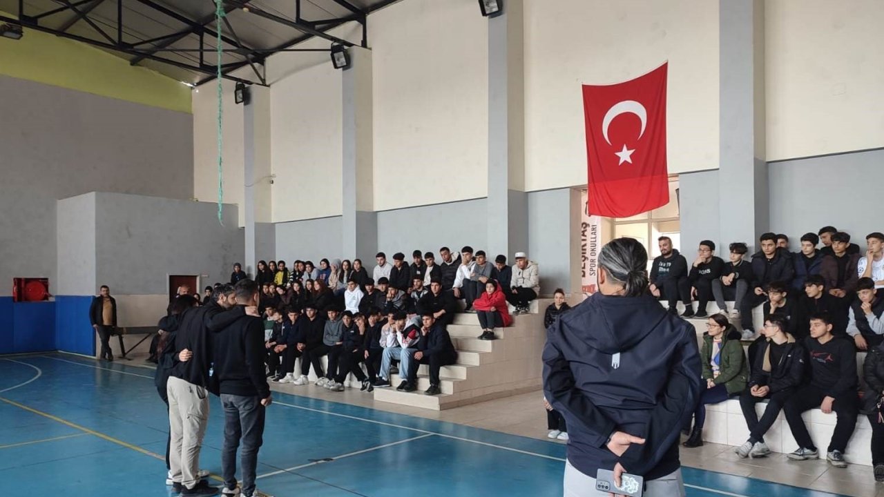 Gençler, terörizm ve güvenlik konusunda bilgilendiriliyor