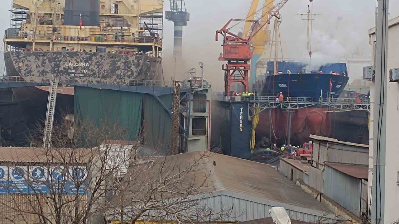 Tuzla Tersanesi’nde gemi yangını