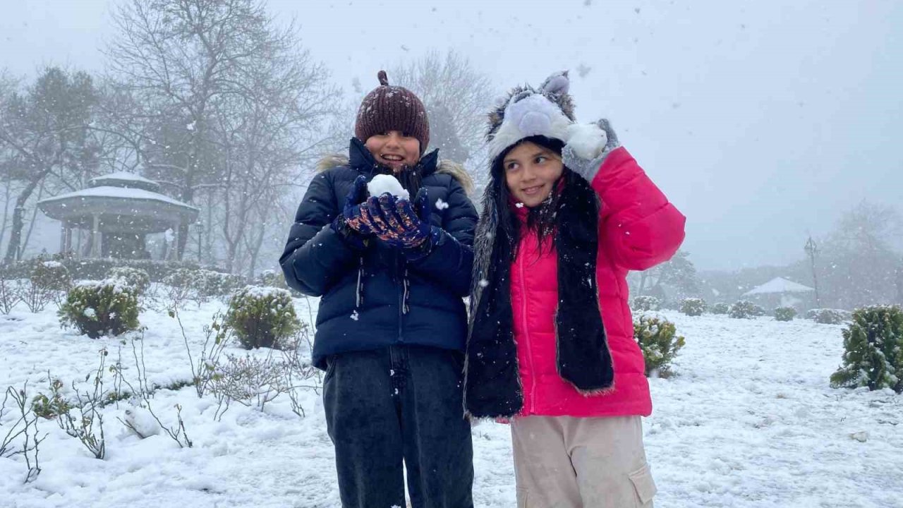 Beyaza bürünen Çamlıca Tepesi’nde kar yeniden başladı