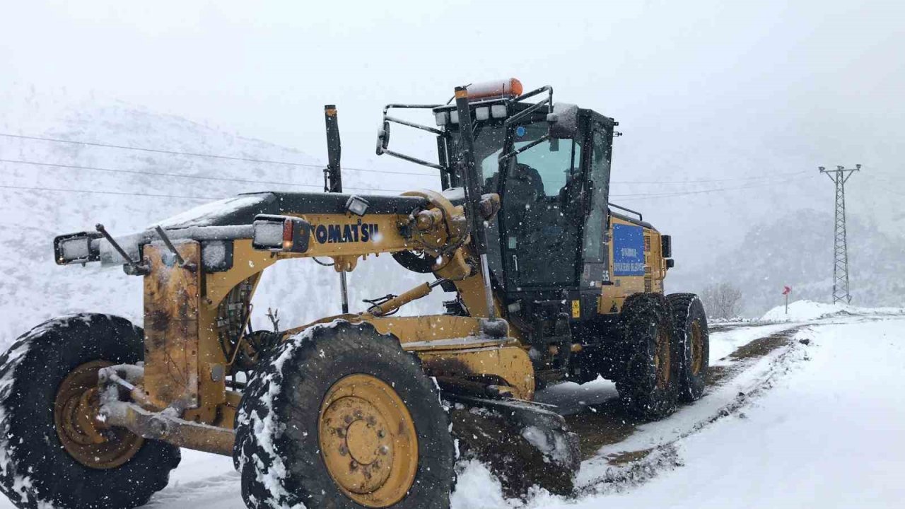 Diyarbakır’da karla mücadele çalışmaları sürüyor