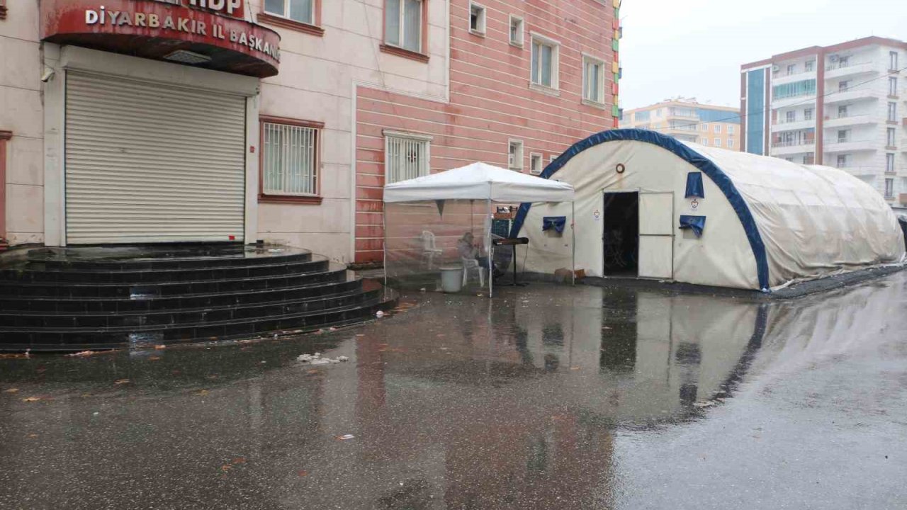 Diyarbakır anneleri soğuk hava şartlarına rağmen evlat nöbetini sürdürüyor