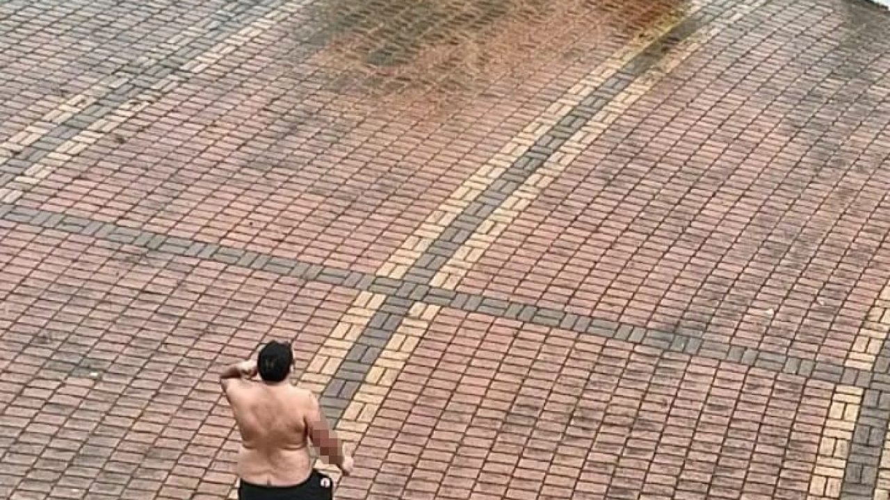 Elinde kesici aletle yarı çıplak halde belediyenin kapısına dayandı