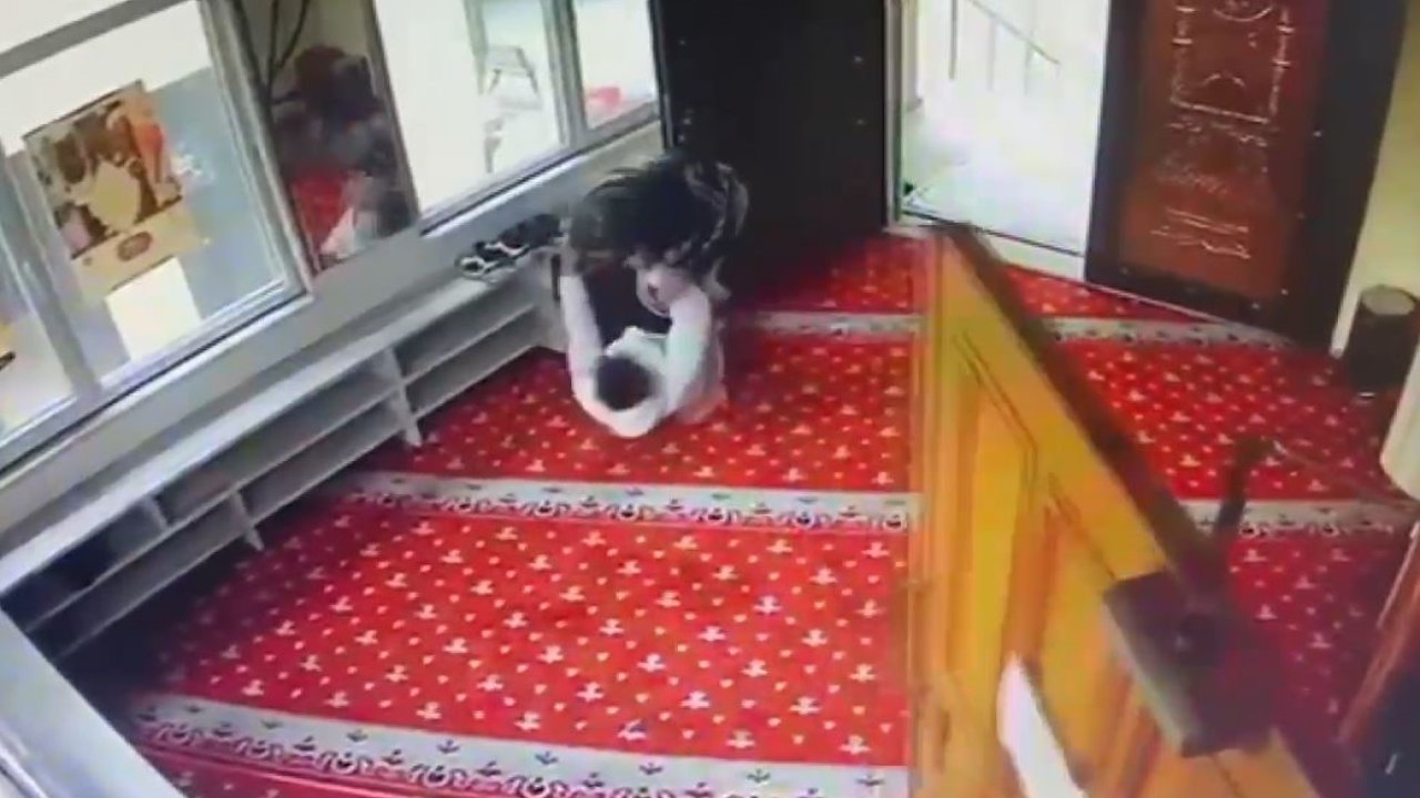 İstanbul’da bir kişi cami içerisinde çocuğu makasla yaraladı