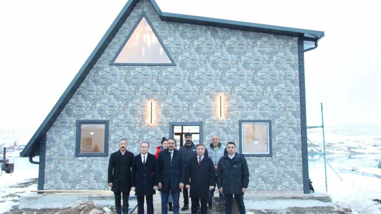 Vali Aydoğdu, İliç’te yaptırılan bungalov evlerde incelemelerde bulundu