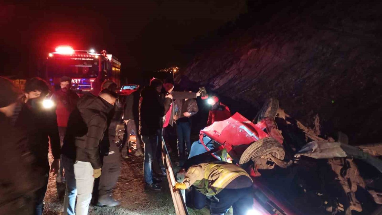 Balıkesir’de bariyerlere çarpan araçta 2 kişi yaralandı