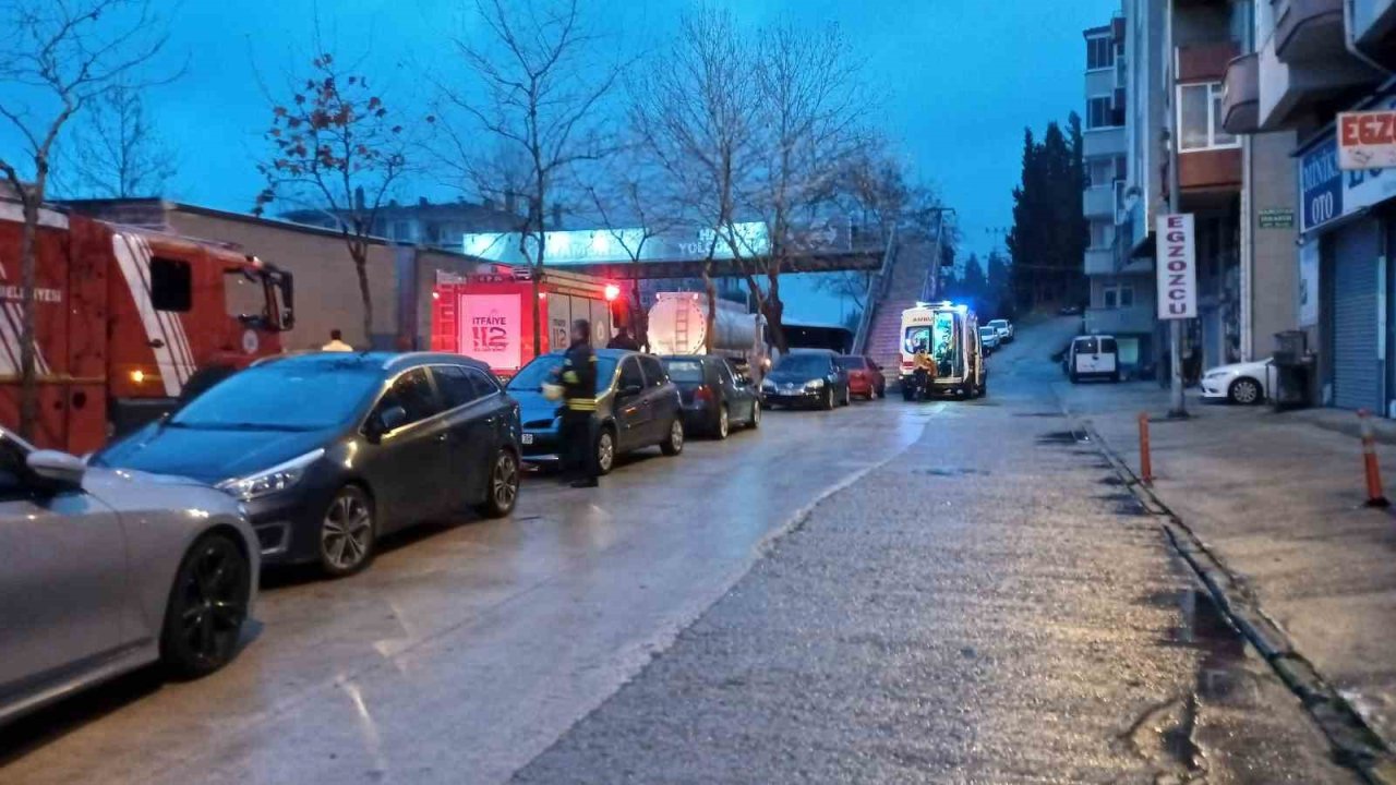 3 servis aracı, otomobil ile tanker kazaya karıştı: 10 yaralı