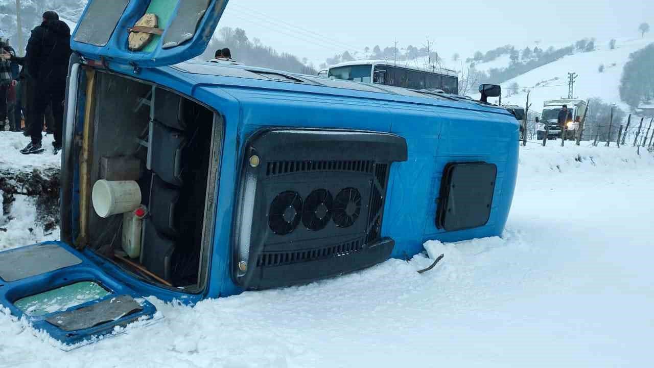 İçerisinde öğretmenlerin de bulunduğu servis minibüsü devrildi: 2 yaralı