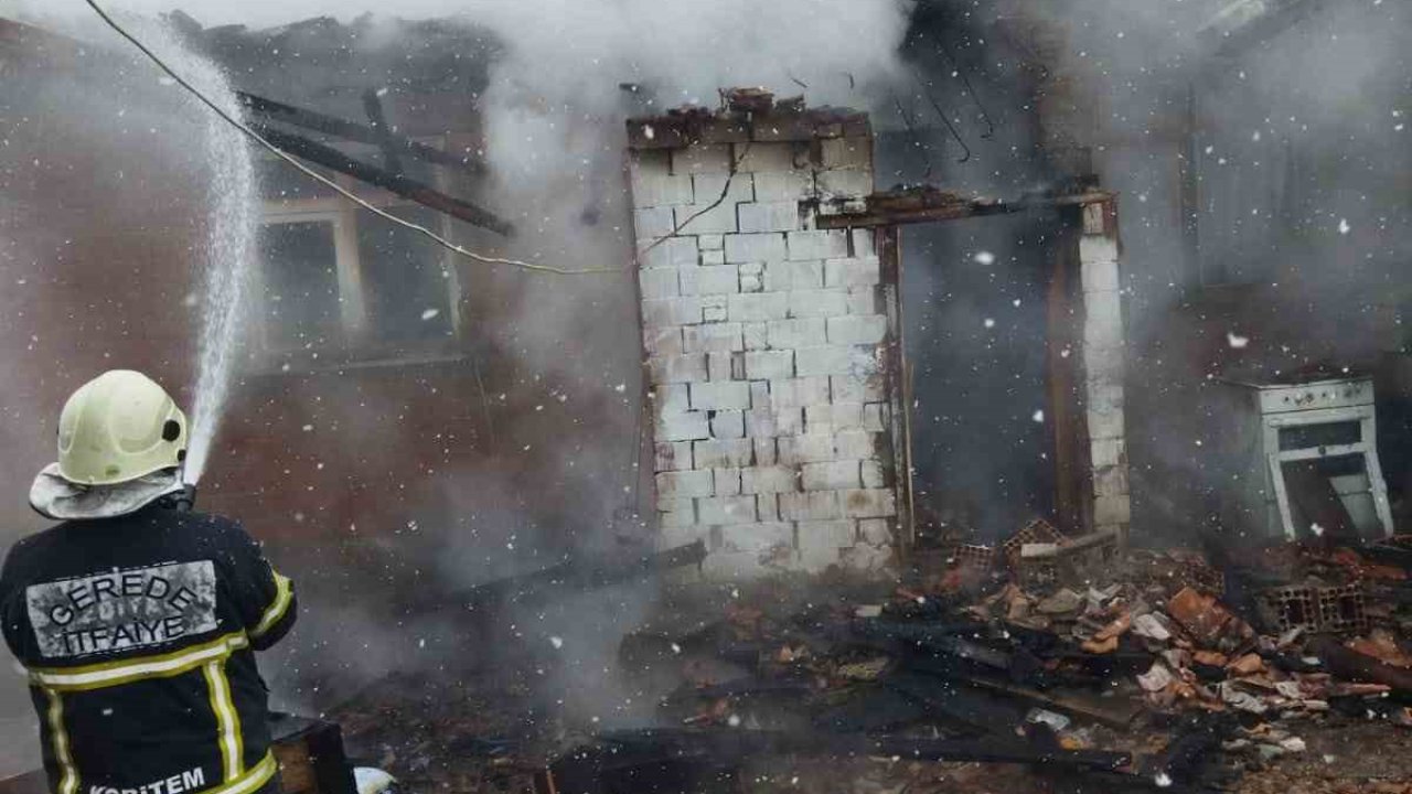 Bolu’da ahşap ev küle döndü