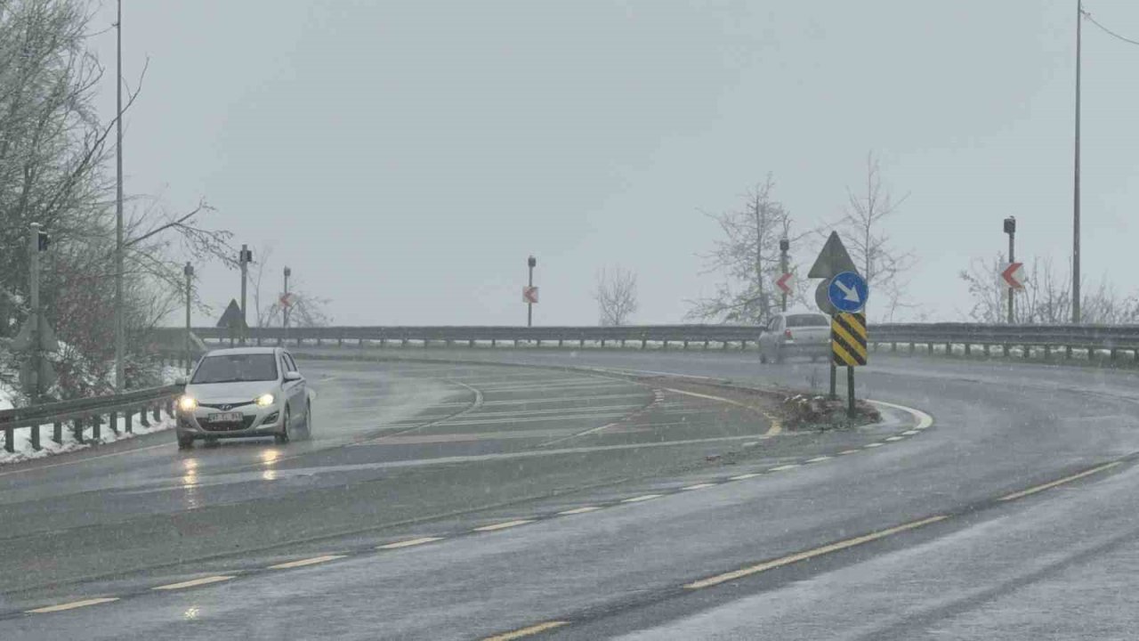 Bolu Dağı’nda kar yağışı etkili oluyor