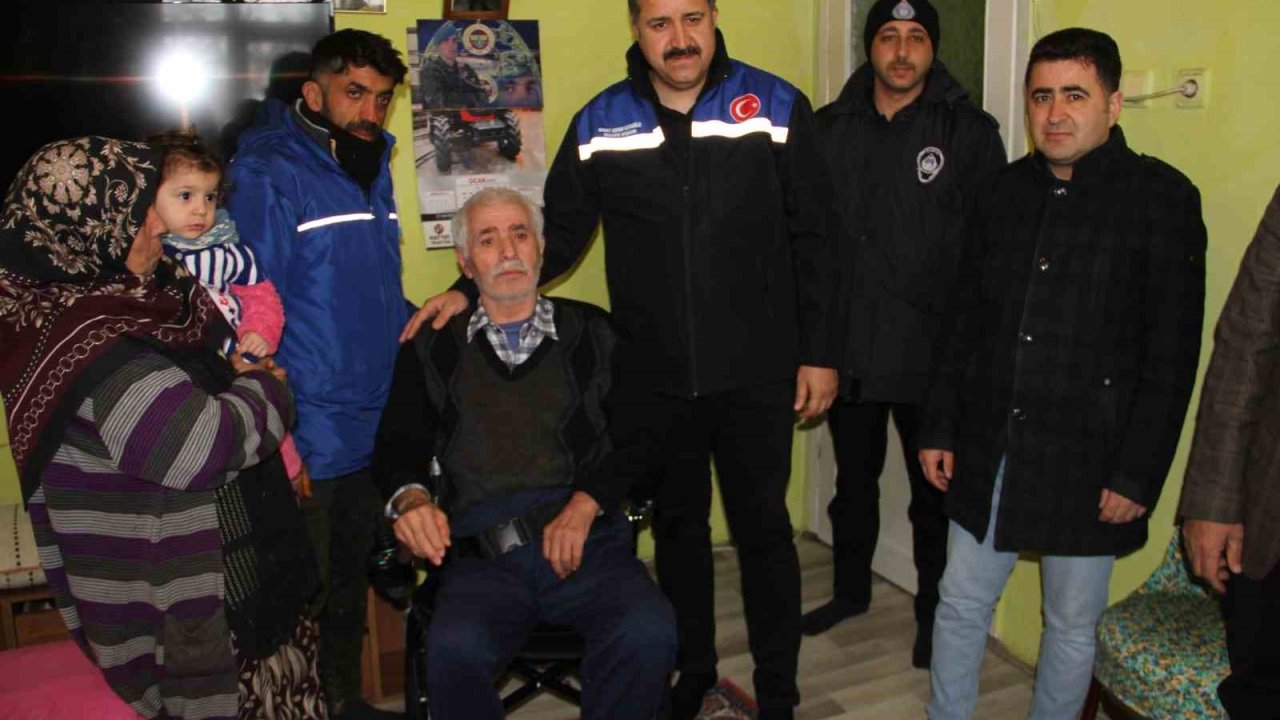 Sivas’ta felçli vatandaşa akülü araba, engelli çocuğa ise puset hediye edildi