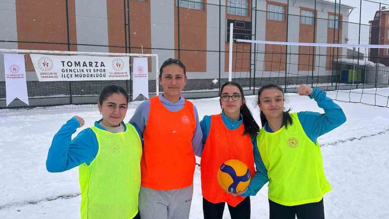 Tomarza’da Kar Voleybolu Turnuvası