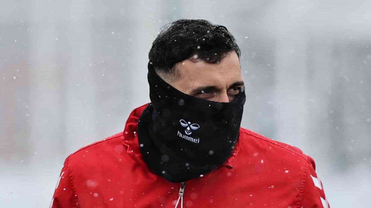 Sivasspor, yoğun kar altında idman yaptı