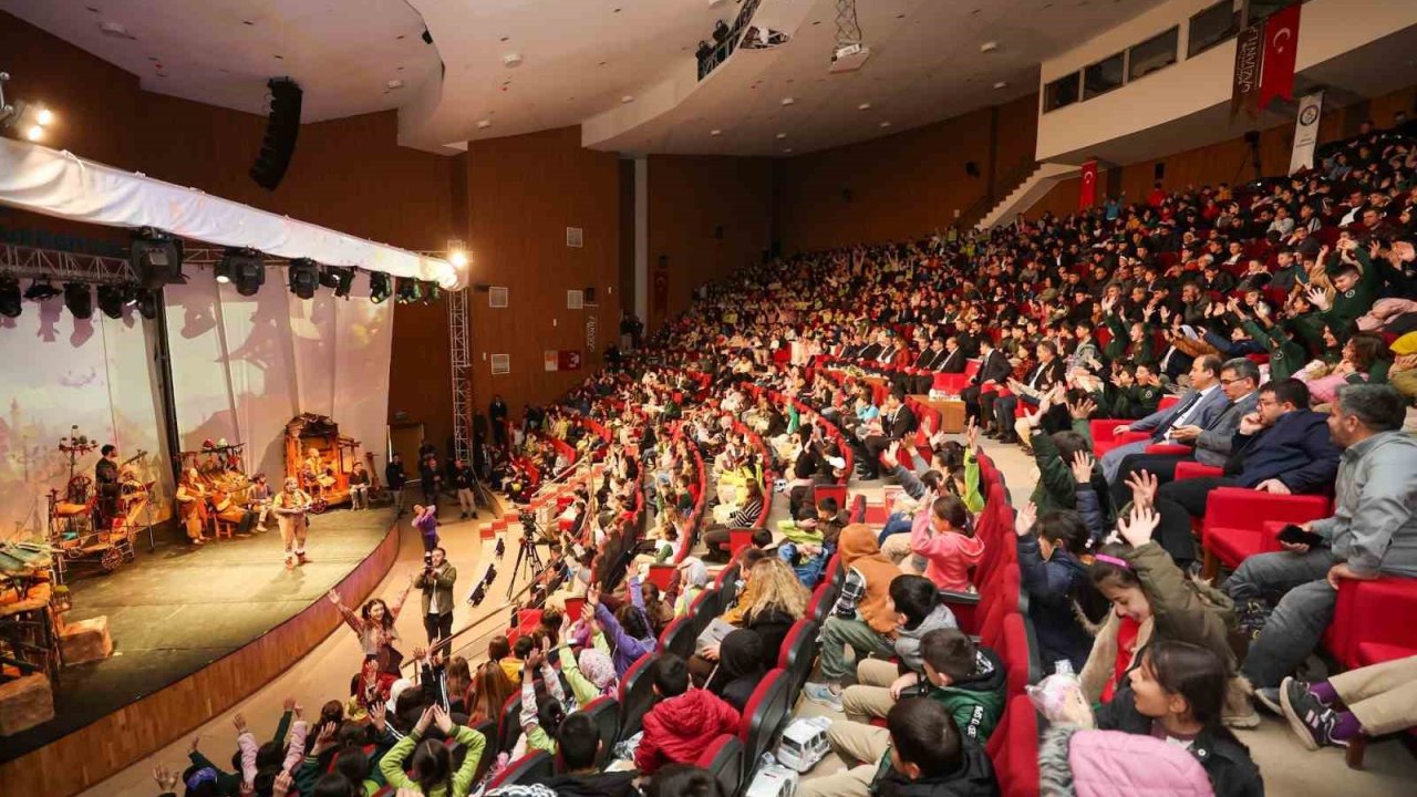 Şahin Şırnak’ta miniklerle beraber tiyatro oyunu izledi