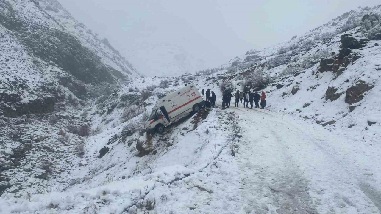 Uçuruma sürüklenen cenaze aracı, yuvarlanmaktan kaya sayesinde kurtuldu