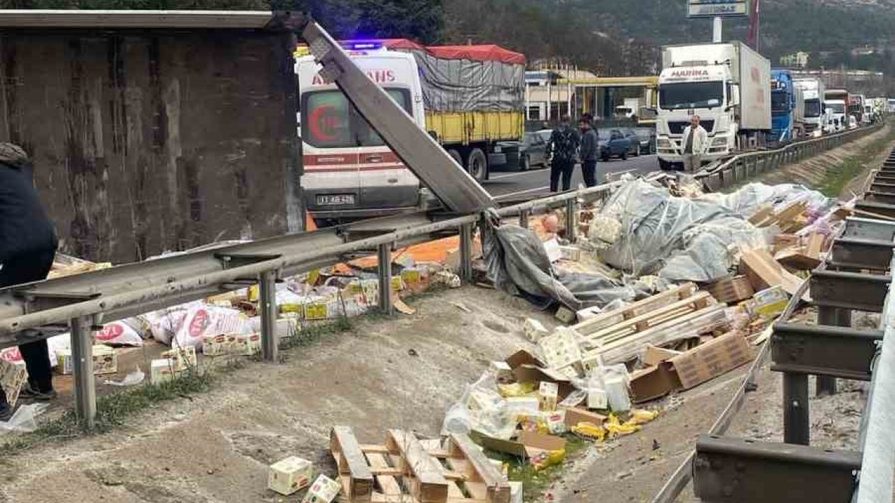 Bilecik’te tır devrildi, yükündeki kuruyemişler yola saçıldı