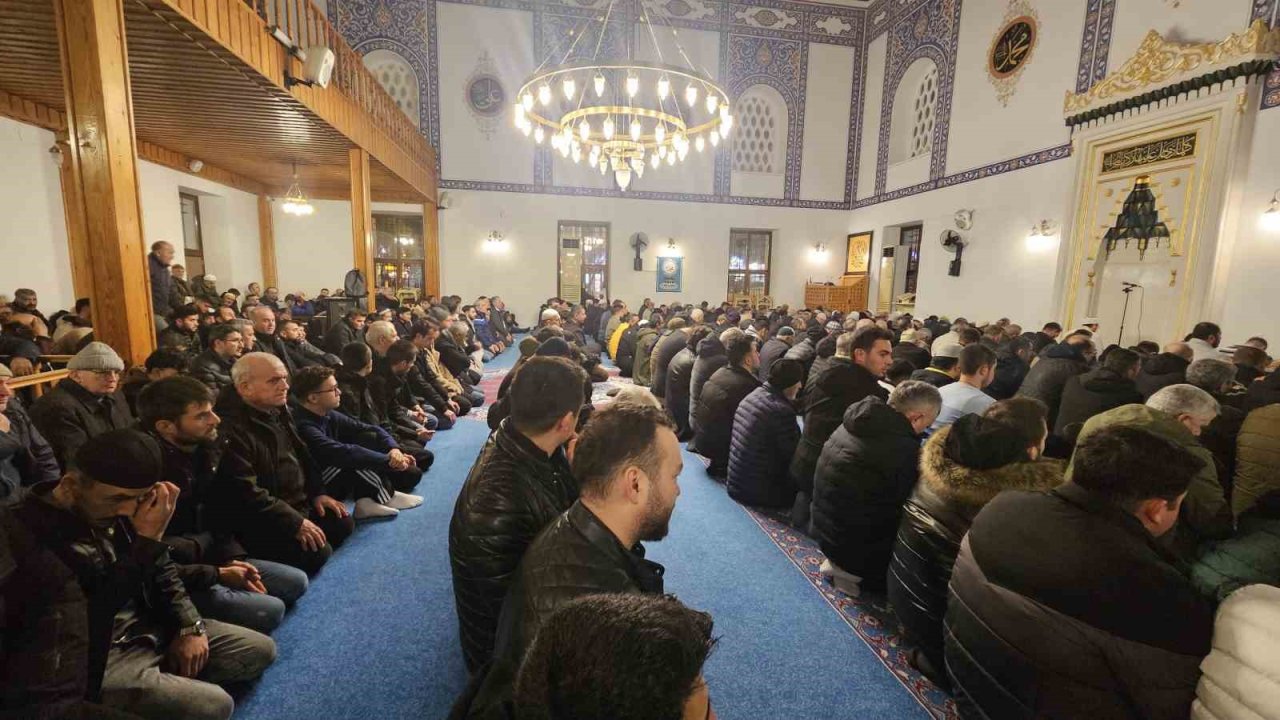 Bandırmalılar Berat Kandili’nde camileri doldurdu