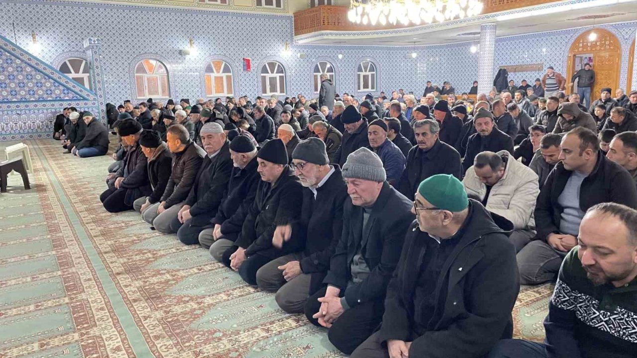 Kavak’ta Berat Kandili huşu içinde idrak edildi