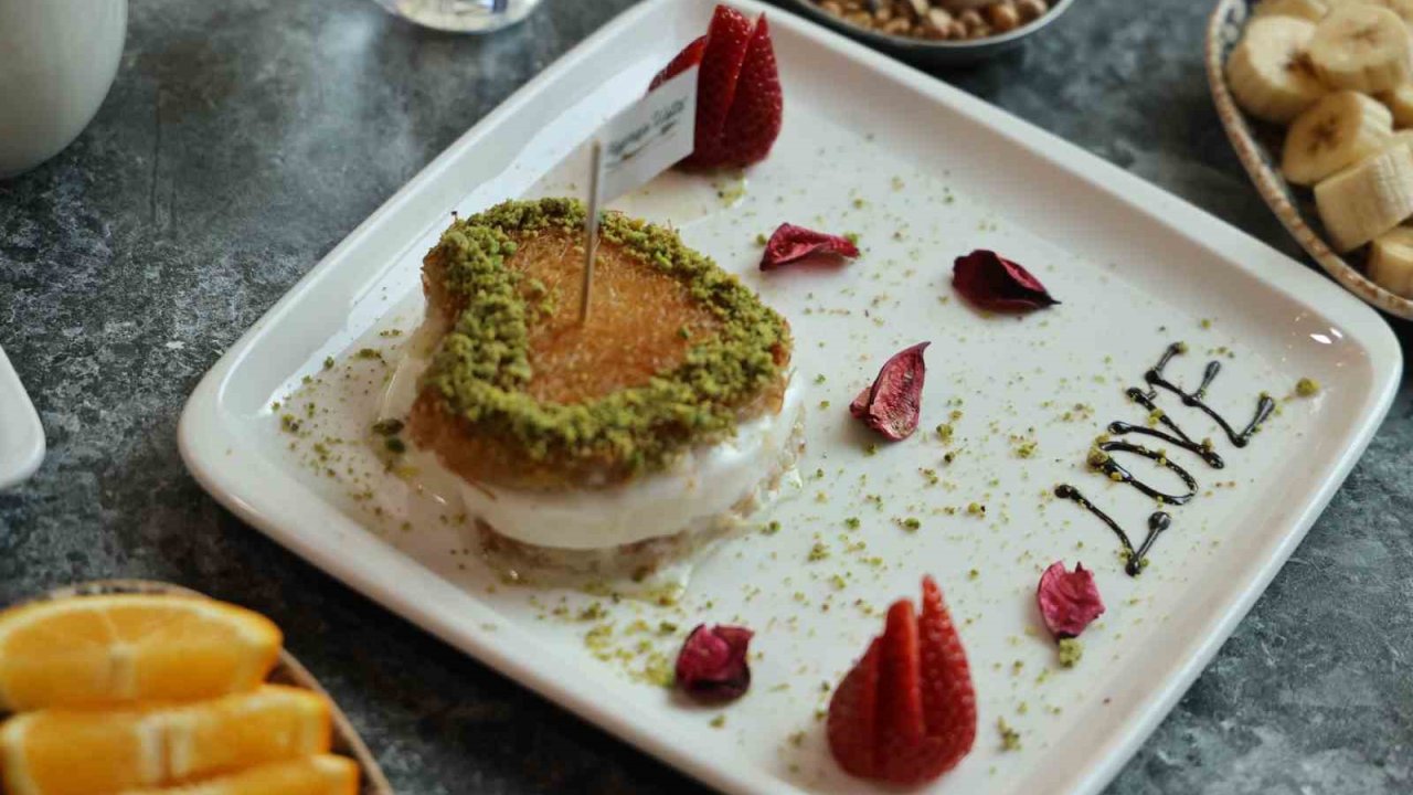 Adanalı tatlıcıdan 14 Şubat’a özel ’kalp’ şeklinde künefe