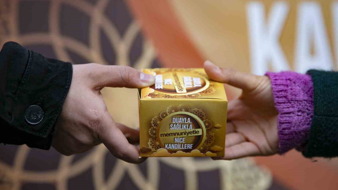 Mersin’de Berat Kandili’nde 15 bin kandil simidi dağıtıldı