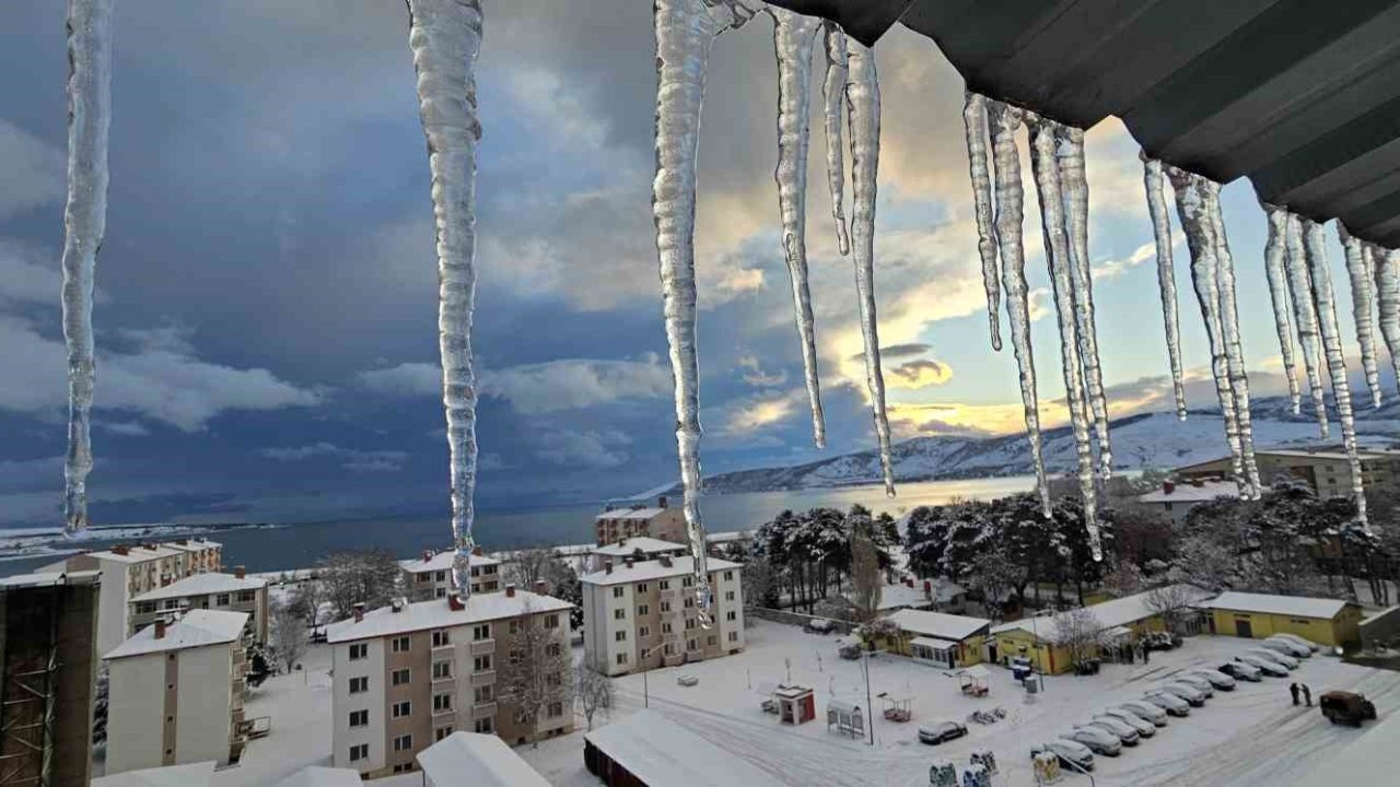 Tatvan’da kar yağışı: 40 köy yolu ulaşıma kapandı