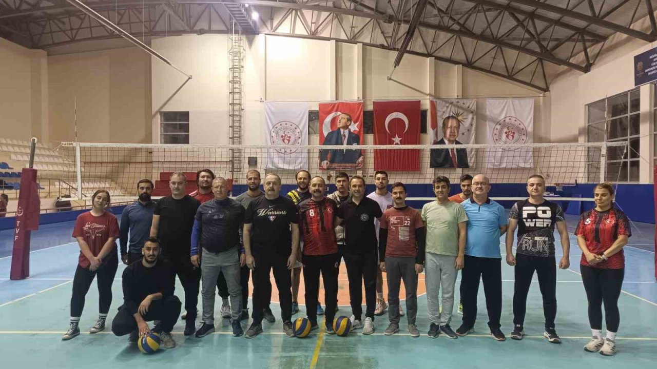 Erdek’te kurumlar arası voleybol turnuvası başladı