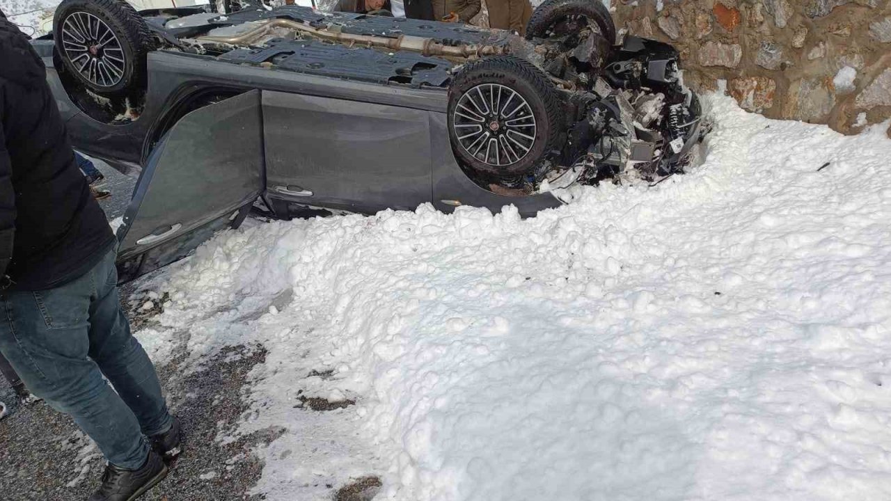 Bitlis’te otomobil takla attı: 2 yaralı
