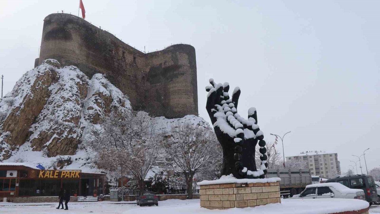 Oltu’da yoğun kar yağışı etkili oldu