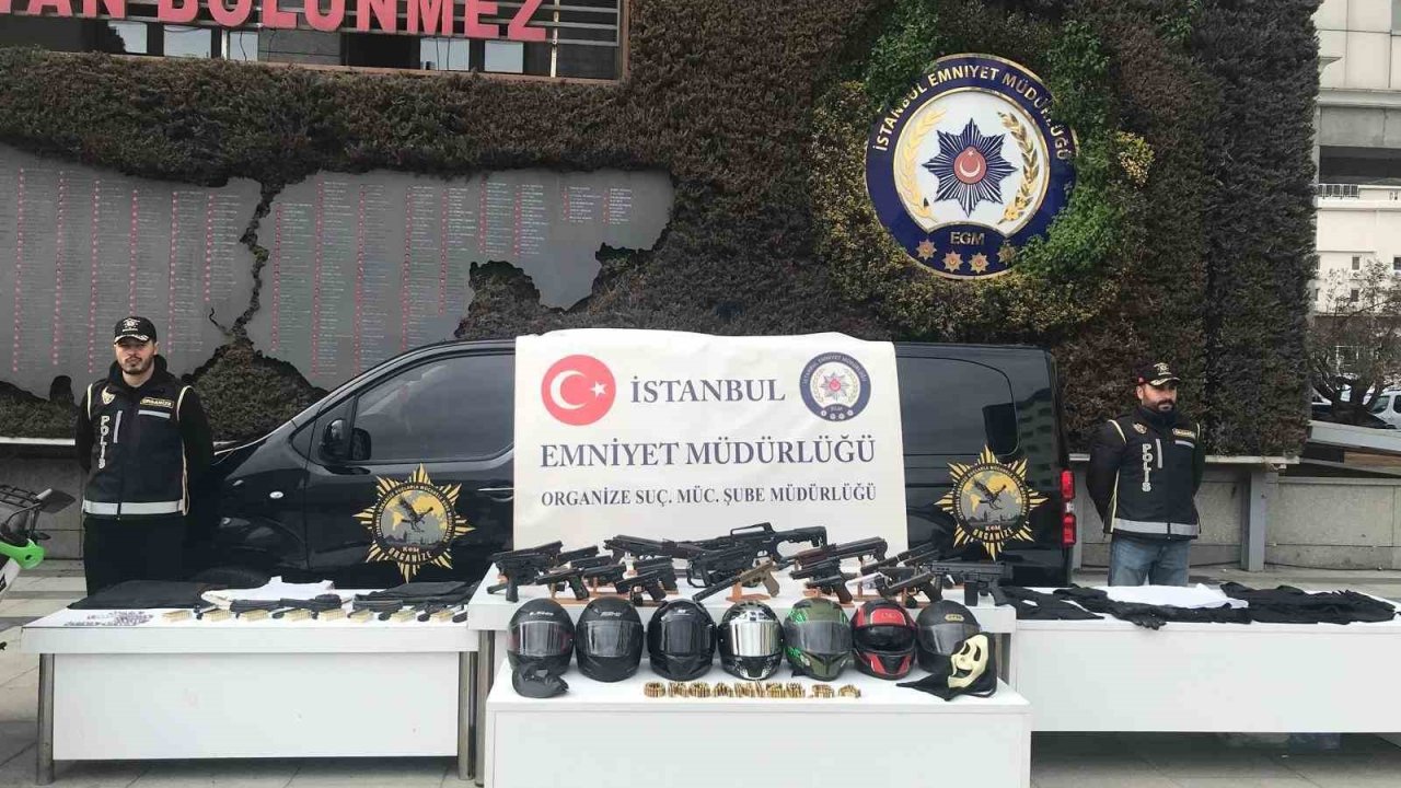 İstanbul’da çete operasyonlarında ele geçirilen silahlar ve motosikletler sergilendi