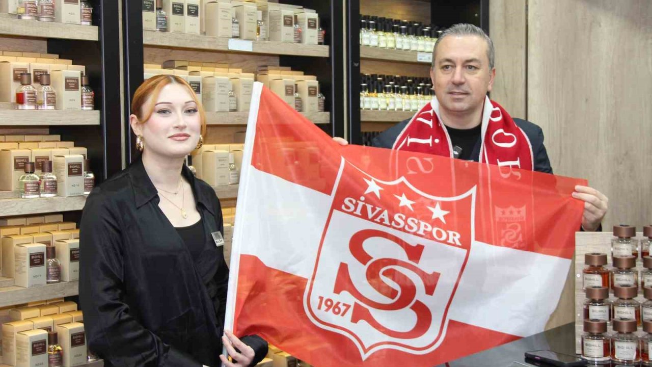 Sivas’ta esnaflara Sivasspor bayrağı dağıtıldı